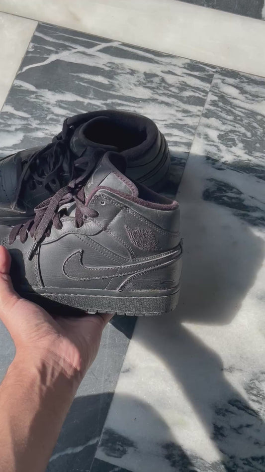 Jordan 1 Mid Triple Black